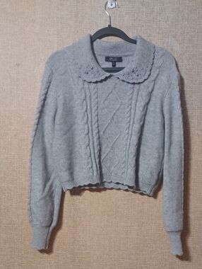 Soft Gray Cable-Knit Sweater with Scalloped Peter Pan Collar